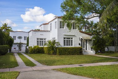 Coral Gables, Florida ABD - 16 Mart 2020: Miami 'nin merkezinde bulunan tarihi Coral Gables şehrinde klasik Akdeniz mimari tarzı ev.