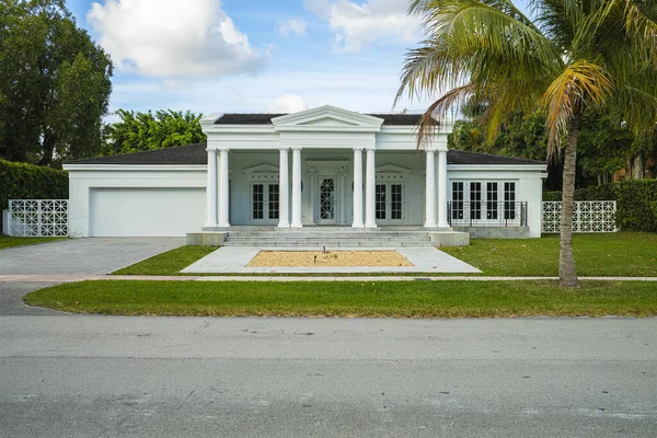 Coral Gables Φλόριντα Ηπα Μαρτίου 2020 Νεοκλασική Αρχιτεκτονική Σπίτι Στο — Φωτογραφία Αρχείου