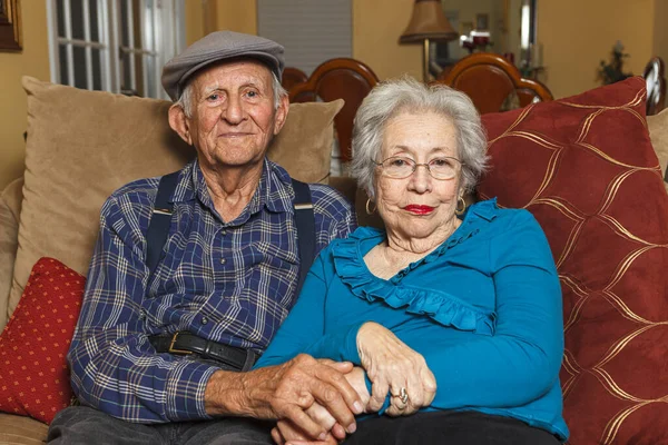 Senior Tachtig Jaar Oud Paar Een Liefdevolle Houding Een Thuisomgeving — Stockfoto