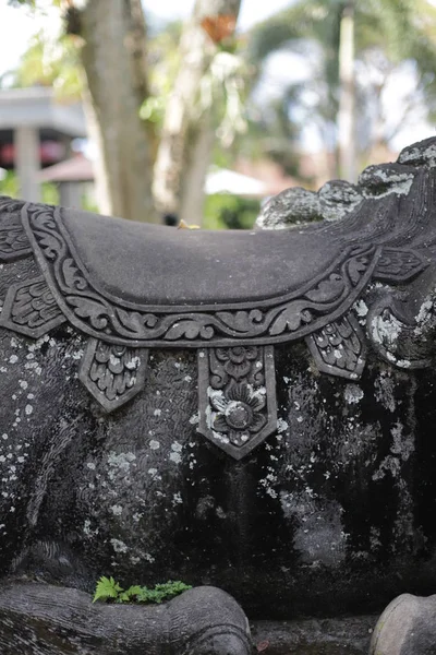 Kültür, Bali Endonezya 'nın efsanevi yaratıklarının şekillerini şekillendirir.