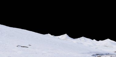 dağ siyah arkaplanda izole edildi