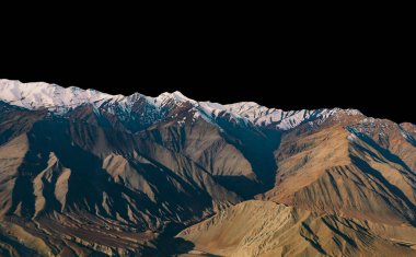 dağ siyah arkaplanda izole edildi