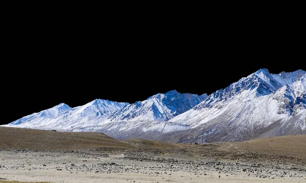 Gunung Terisolasi Pada Latar Belakang Hitam — Stok Foto