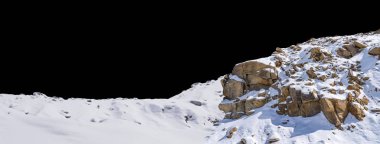 Siyah arkaplanda izole kaya.