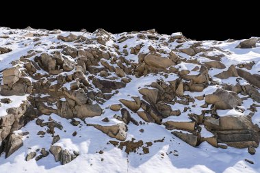 Siyah arkaplanda izole kaya.