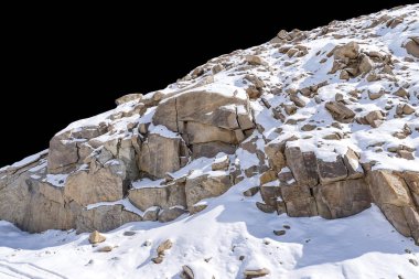 Siyah arkaplanda izole kaya.