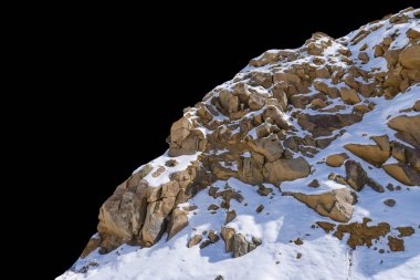 Siyah arkaplanda izole kaya.