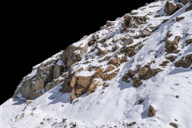 Siyah arkaplanda izole kaya.