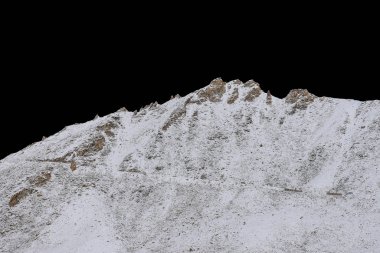 Siyah arkaplanda izole kaya.