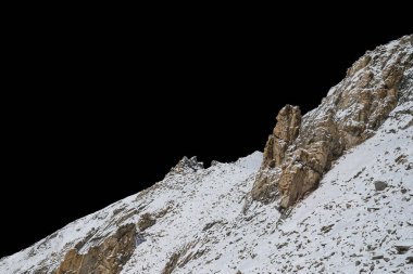 Siyah arkaplanda izole kaya.