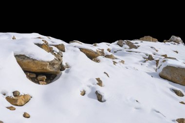 Siyah arkaplanda izole kaya.