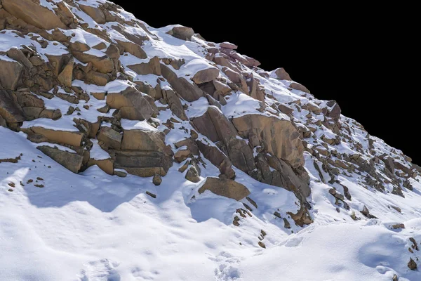 Siyah arkaplanda izole kaya.