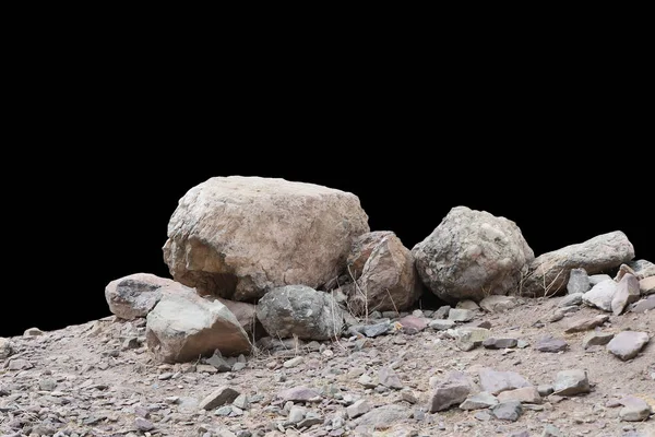 黒い背景に隔離された岩は — ストック写真