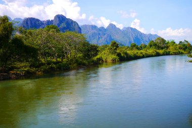 Vang Vieng, Laos nehirde Nam şarkı