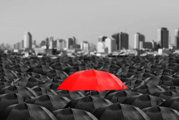 Barevný Deštník Hmotě Černých Deštníků — Stock fotografie