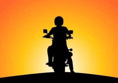 Gün batımında doğada motosikletçilerin silueti.