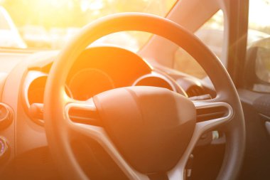 Parlak ışıklı bir araba sürüyorum.