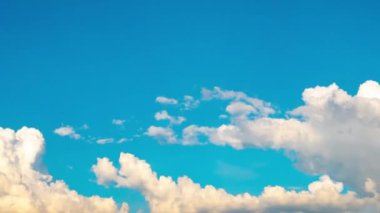 Bulutlar ve mavi gökyüzü zaman aşımı.