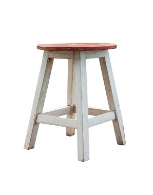 Beyaz arka planda izole edilmiş tahta sandalye.