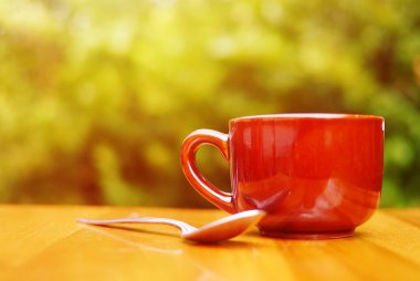 Kahverengi arka planda güzel bir kahve.