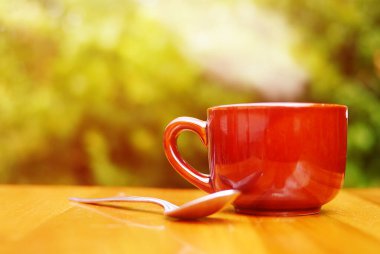 Kahverengi arka planda güzel bir kahve.