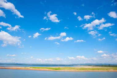 Mavi gökyüzü arkaplanlı yeşil çimen .