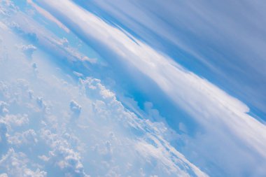  Mavi gökyüzü arka planı. Bulut ve gökyüzü arkaplanının hava görüntüsü.