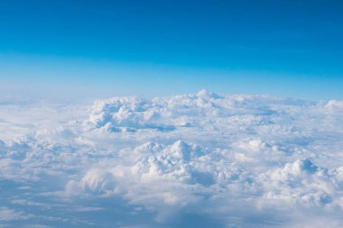  Mavi gökyüzü arka planı. Bulut ve gökyüzü arkaplanının hava görüntüsü.