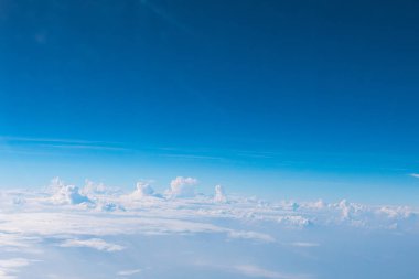  Mavi gökyüzü arka planı. Bulut ve gökyüzü arkaplanının hava görüntüsü.