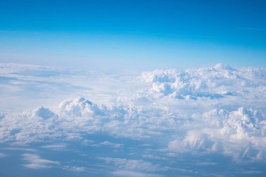  Mavi gökyüzü arka planı. Bulut ve gökyüzü arkaplanının hava görüntüsü.