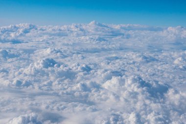  Mavi gökyüzü arka planı. Bulut ve gökyüzü arkaplanının hava görüntüsü.
