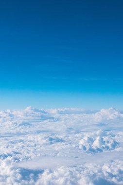  Mavi gökyüzü arka planı. Bulut ve gökyüzü arkaplanının hava görüntüsü.