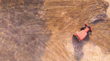 Bir traktörün üst görüntüsü çalışıyor.