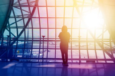 Havaalanında birini bekliyor..