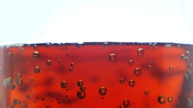 Bardakta viski köpüğü.