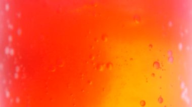 Bardakta viski köpüğü.