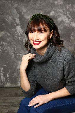      Gri kazaklı güzel esmer