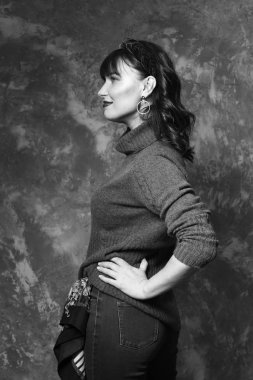      Gri kazaklı güzel esmer