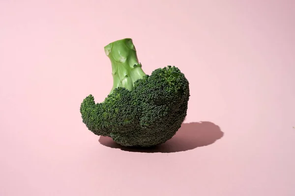 Testa di Broccoli verde su sfondo rosa — Foto Stock