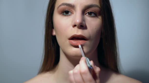 Teenage mädchen put auf lippenstift auf sie lips — Stockvideo