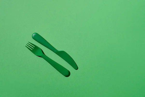 Tenedor y cuchillo de plástico sobre fondo de cerilla —  Fotos de Stock
