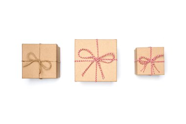 düz konum el sanatları kutuları beyaz izole 