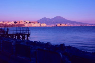 Veduta del vulcano Vesuvio dal lungomare di Napoli (talia) in ore serali