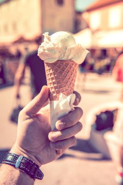 Dondurma külahı bir elinde