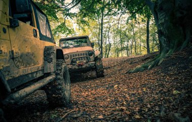 Çamurlu 4 x 4 Offroad iz