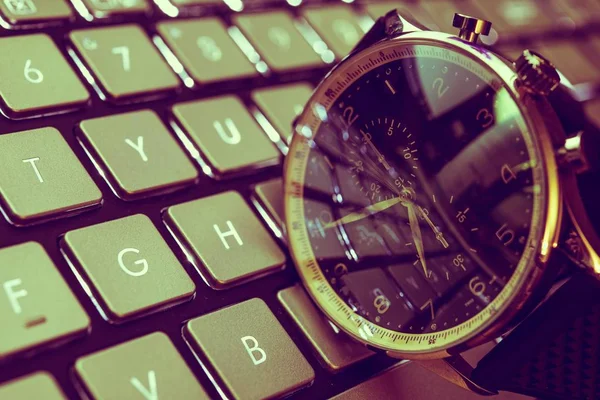Relógio de mão no teclado — Fotografia de Stock