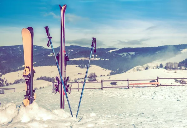 스키장 및 스키 장비 — 스톡 사진