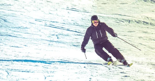 Skiën naar beneden de heuvel — Stockfoto