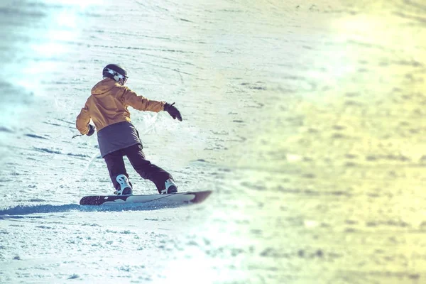 Snowboard síelő a hegyen — Stock Fotó