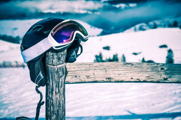Capacete de esqui e óculos — Fotografia de Stock